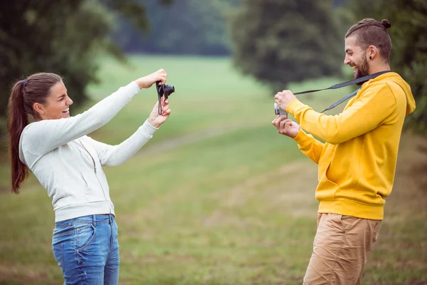 Couple heureux prenant des photos — Photo