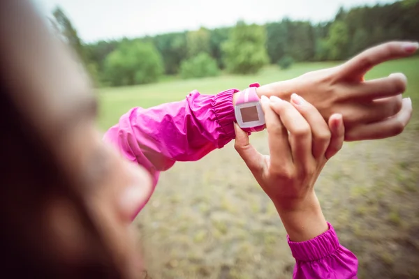 Mujer usando su smartwatch en una caminata —  Fotos de Stock