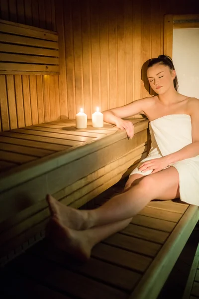 Hübsche Frau entspannt sich in der Sauna — Stockfoto