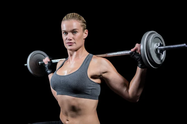 Musclé femme soulevant haltère lourd — Photo