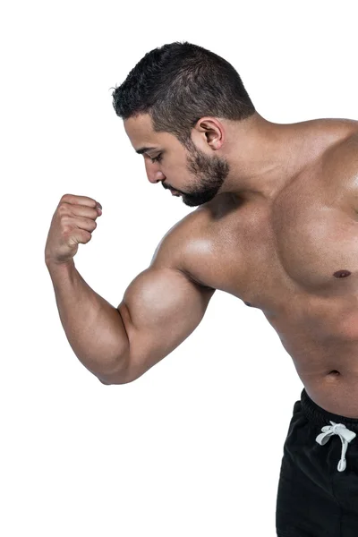 Homem muscular flexionando para câmera — Fotografia de Stock