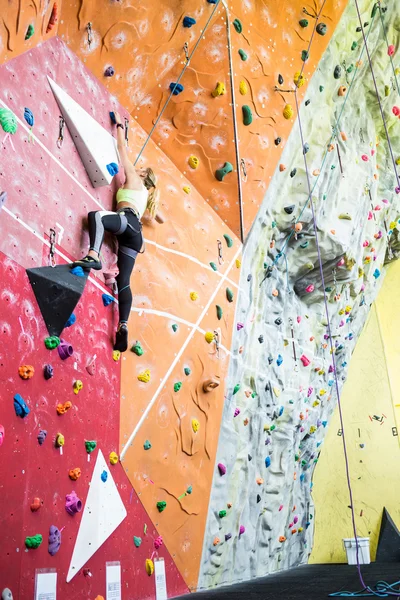 Fit blonde rock climbing indoors — Stock Photo, Image