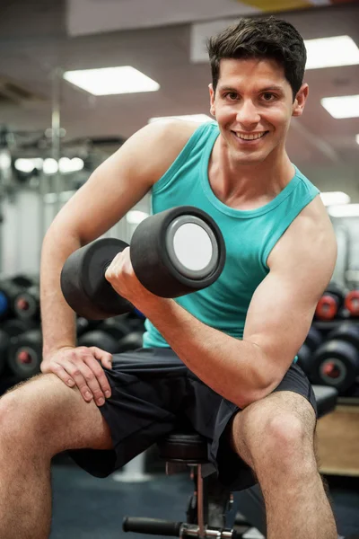 Glimlachende man hijs halter — Stockfoto