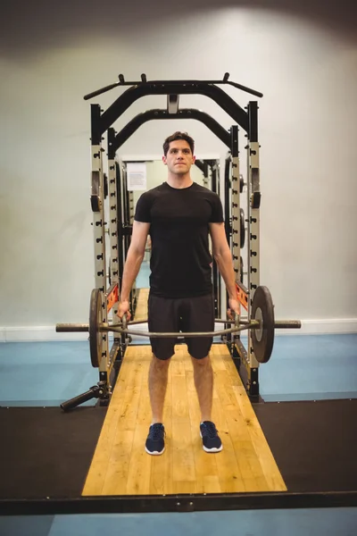 Fit homem levantando pesado barbell — Fotografia de Stock