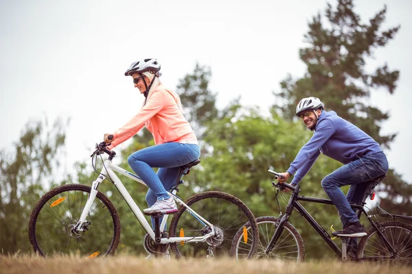 Szczęśliwa para na przejażdżkę rowerem — Zdjęcie stockowe