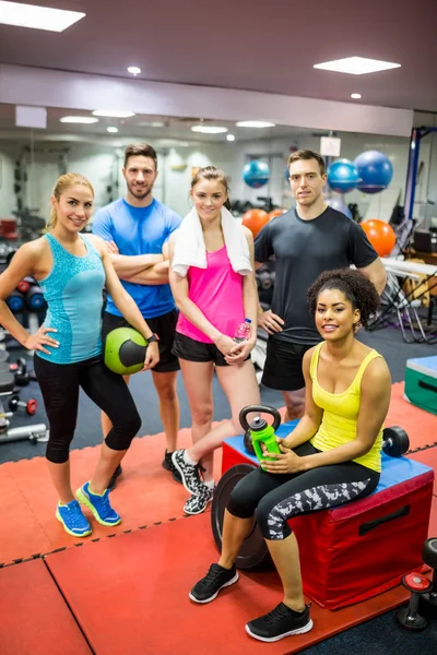 Fit people smiling at camera in weights room — Stock Photo, Image