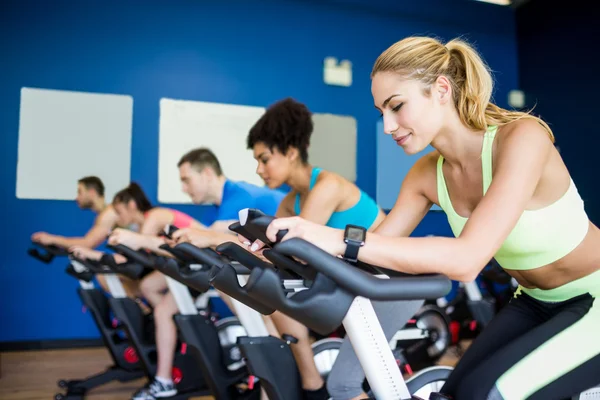 S'adapter à des gens dans une classe de spin — Photo