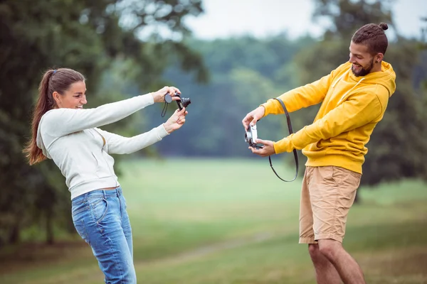 Couple heureux prenant des photos — Photo