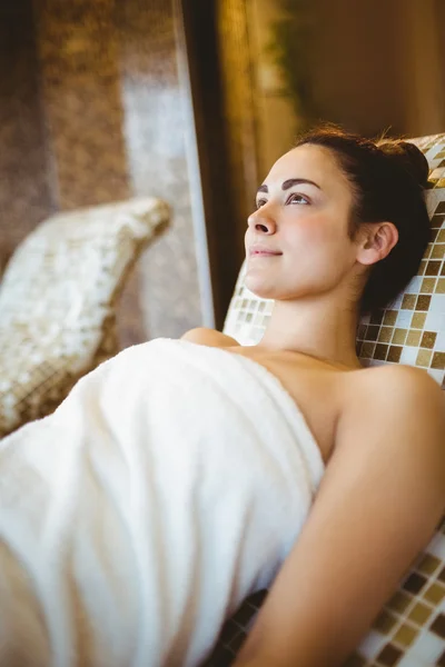 Woman relaxing while lying down — Stock Photo, Image