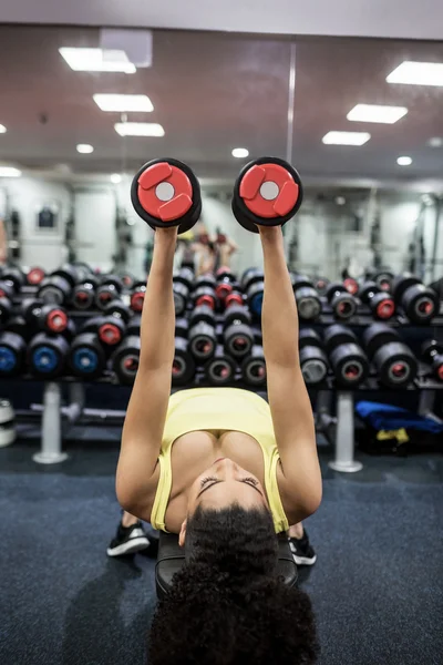 Mujer en forma haciendo ejercicio —  Fotos de Stock