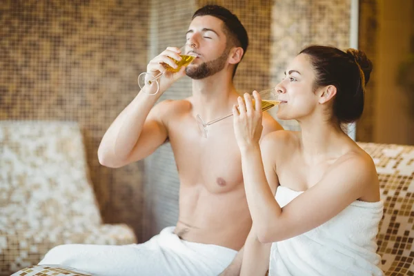 Feliz casal bebendo seu champanhe — Fotografia de Stock