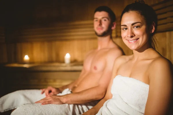 Heureux couple profitant du sauna — Photo