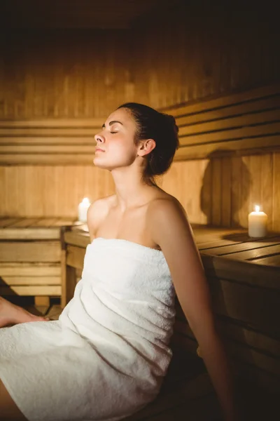 Glückliche Frau genießt die Sauna — Stockfoto