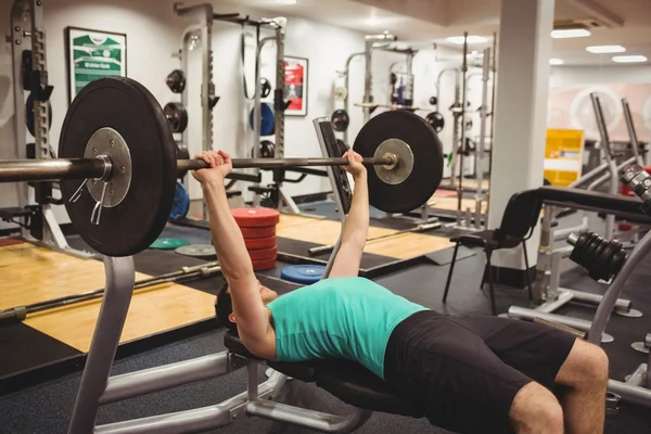 Fit mens tillen van zware barbell — Stockfoto