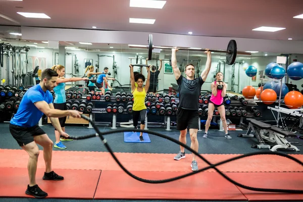 Fit pessoas trabalhando na sala de pesos — Fotografia de Stock