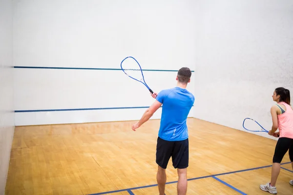 Pareja jugando squash — Foto de Stock