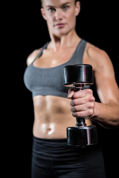 Musculosa mujer levantando pesada mancuerna —  Fotos de Stock