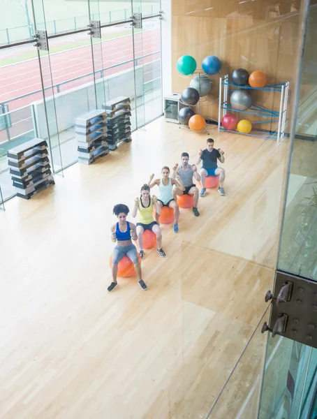 Fitness class exercising in the studio — Stock Photo, Image