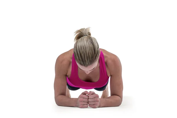 М'язиста жінка на дошці позиції — стокове фото