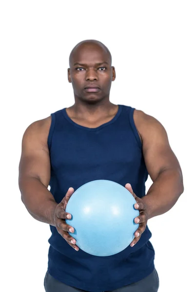Мускулистый человек работает с весом — стоковое фото