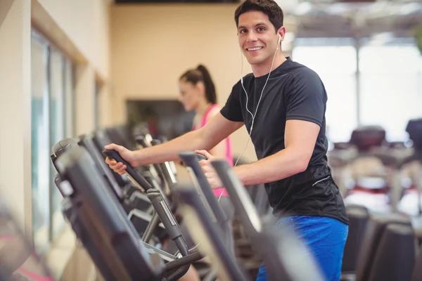 Personas que hacen ejercicio usando máquinas — Foto de Stock