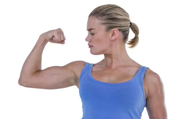 Kvinna böja hennes muskel — Stockfoto