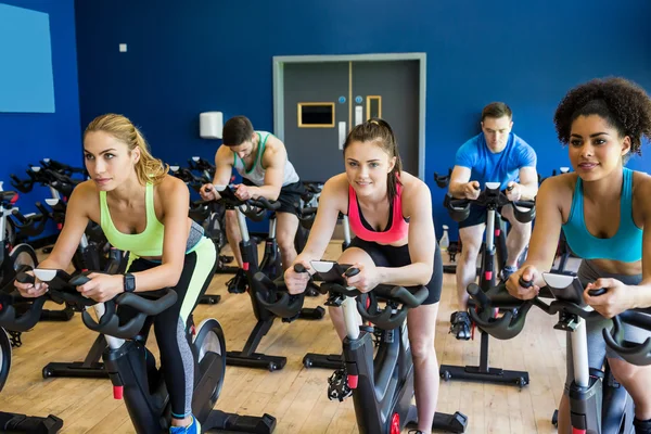 Fitte Menschen in einer Spin-Klasse — Stockfoto