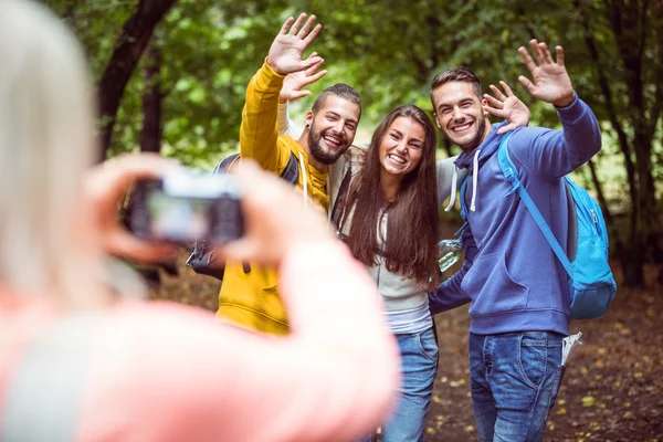 Amigos felices en caminata juntos — Foto de Stock