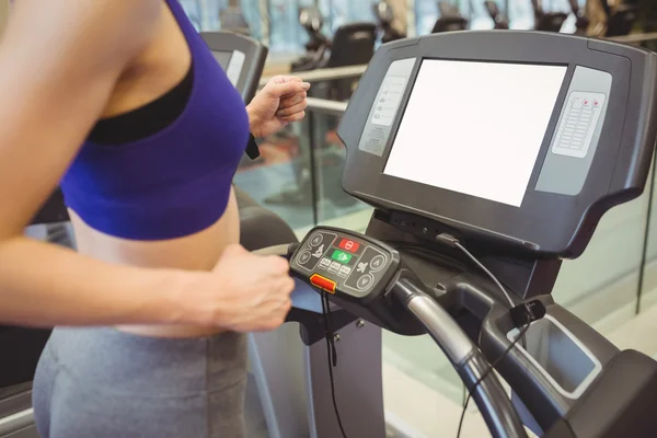 Vältränad kvinna jogging på löpband — Stockfoto