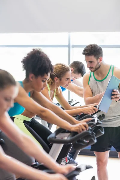 Ajustar a la gente en una clase de spinning —  Fotos de Stock