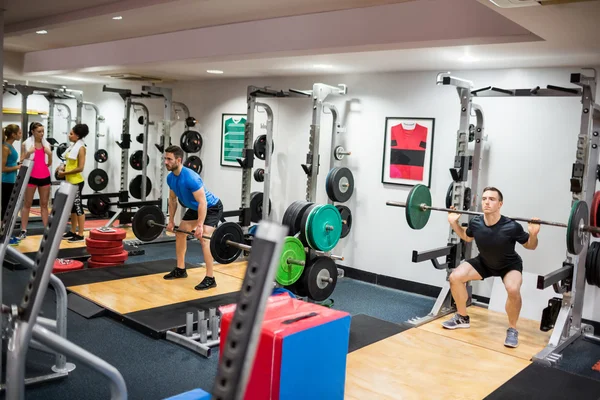 Persone che lavorano in sala pesi — Foto Stock