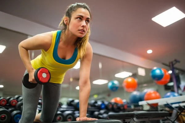 Mujer haciendo un entrenamiento con pesas —  Fotos de Stock