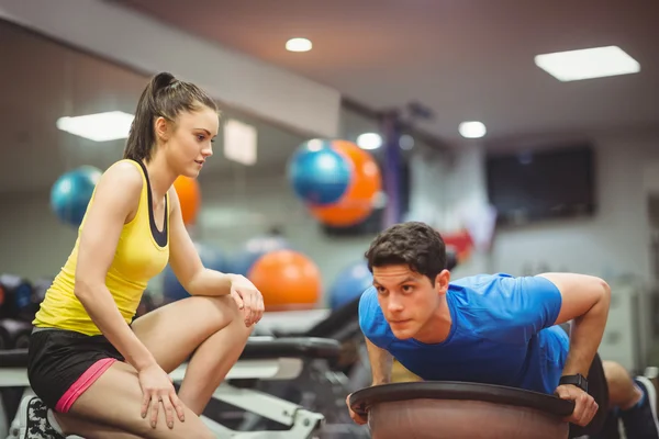 Mujer en forma haciendo ejercicio — Foto de Stock