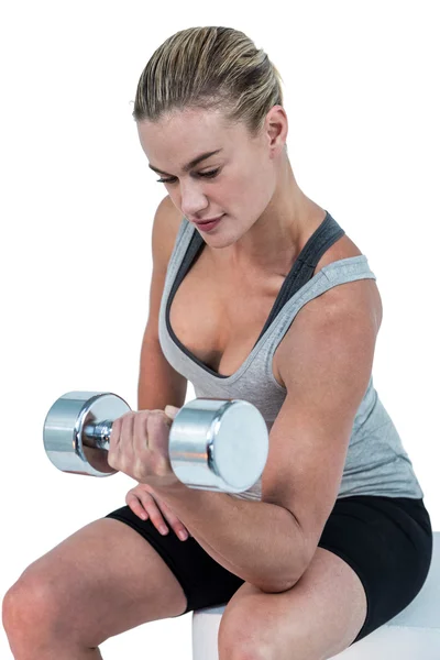 Mulher muscular trabalhando com halteres — Fotografia de Stock