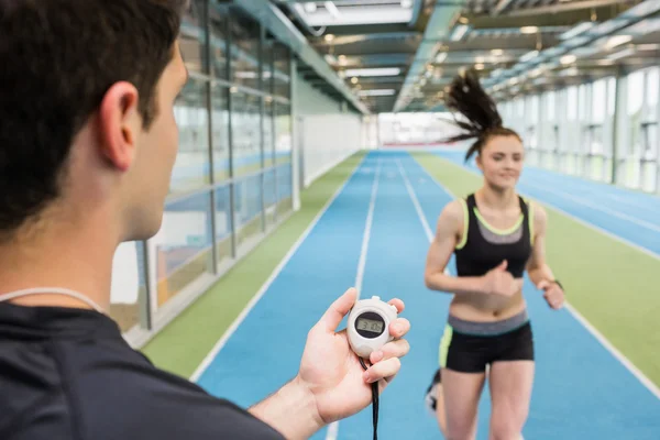 Entrenador temporizador mujer en la pista —  Fotos de Stock