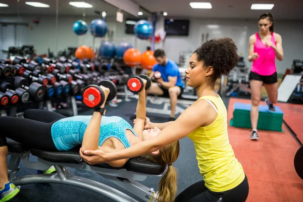 Fit people working out in weights room — Stock Photo, Image
