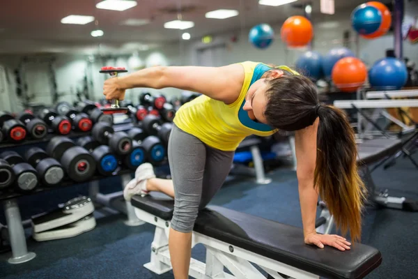 Mulher fazendo um treino com halteres — Fotografia de Stock