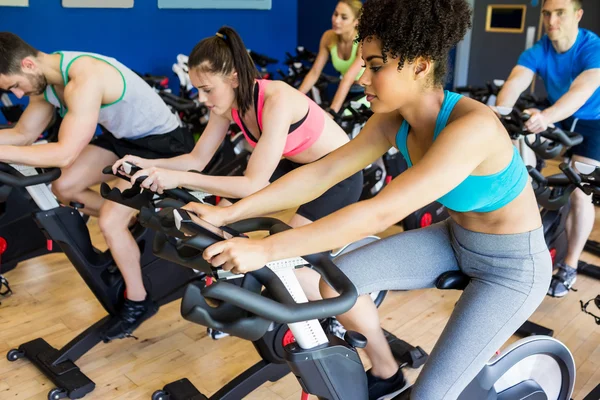 S'adapter à des gens dans une classe de spin — Photo