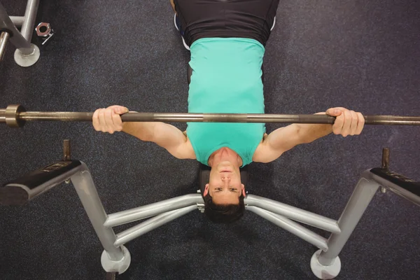 Fit mens tillen van zware barbell — Stockfoto