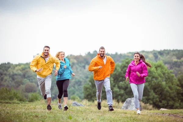 Amici che fanno jogging durante un'escursione — Foto Stock