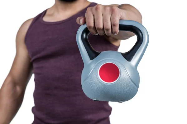 Izmos ember tartja a kettlebell — Stock Fotó