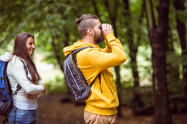 Glückliche Freunde auf gemeinsamer Wanderung — Stockfoto