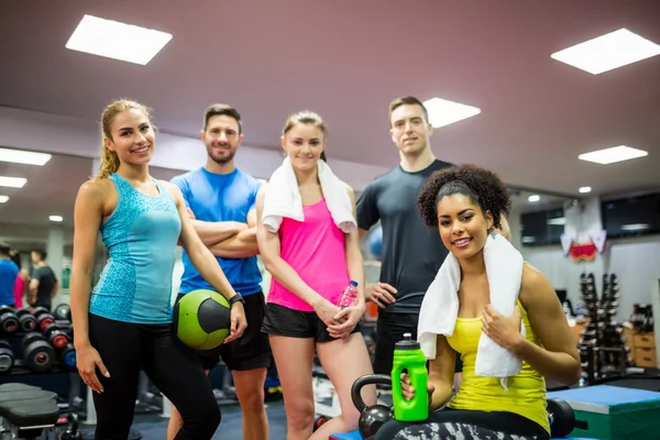 Fitte Menschen, die in die Kamera lächeln — Stockfoto