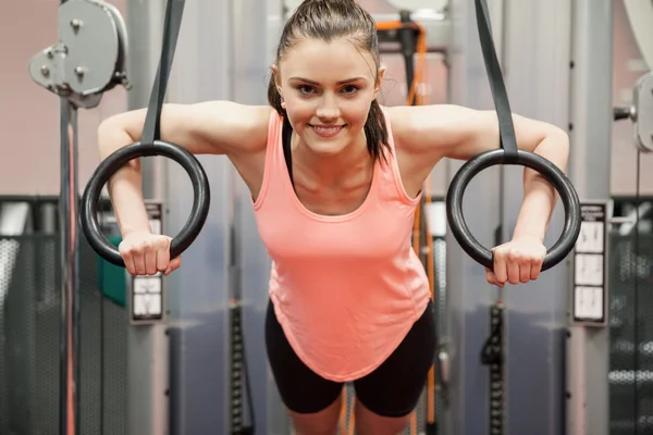 Mujer enfocada y haciendo ejercicio — Foto de Stock