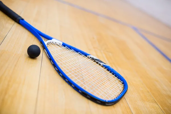 Rakieta do squasha i piłka — Zdjęcie stockowe