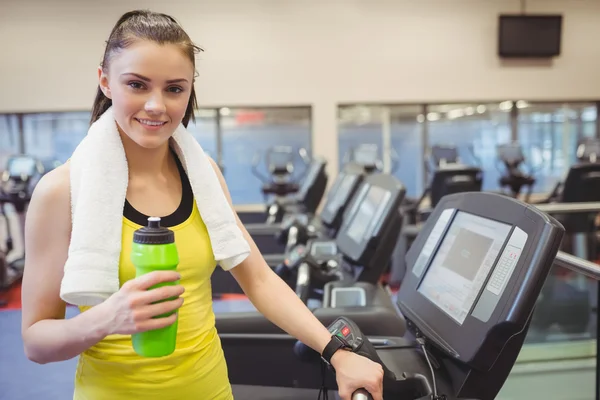 Подходящая женщина с помощью treadmill — стоковое фото
