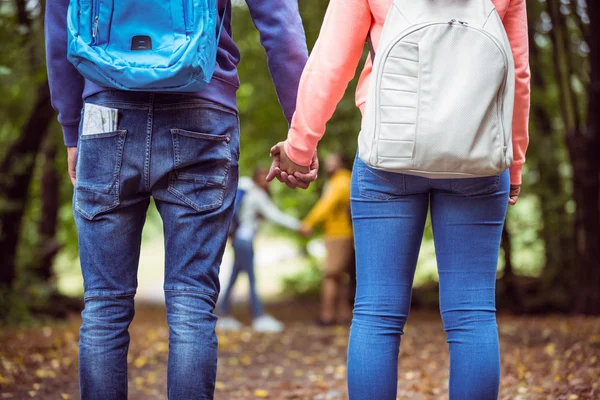 Happy vänner på vandring tillsammans — Stockfoto