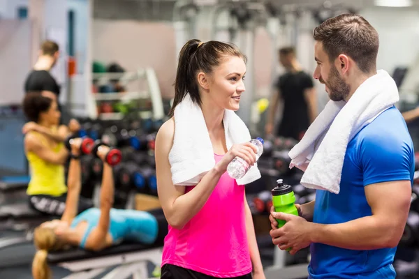 Fit paar chatten in gewichten kamer — Stockfoto