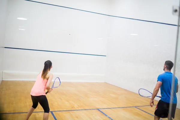 Coppia godendo di un gioco di squash — Foto Stock