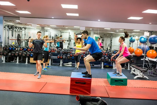 Mensen trainen in kamer — Stockfoto